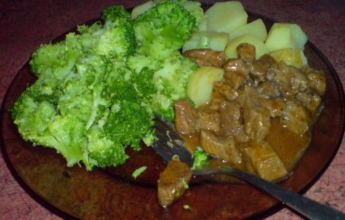 Gulasz wieprzowy z ziemniakami i brokułami