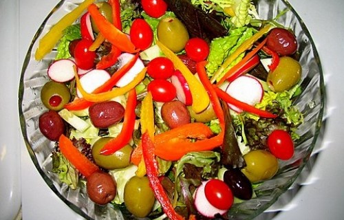 Sałatka z oliwek, rzodkiewki, wiśni i pomidorów