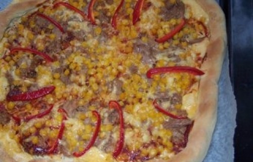 Pizza z tuńczykiem i kukurydzą