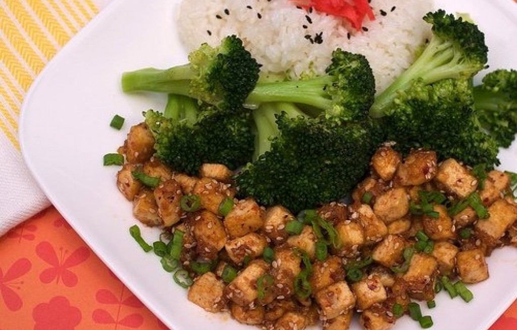 Tofu z sezamem, ryżem i brokułem