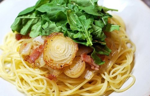 Spaghetti z cebulą i rukolą