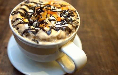Kawa espresso z bitą śmietaną i pomarańczą