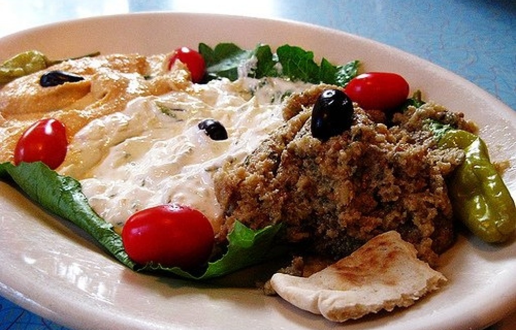 Hummus z bakłażanem i sosem Tzatziki