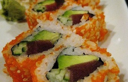 Sushi z tuńczykiem, kawiorem i awokado