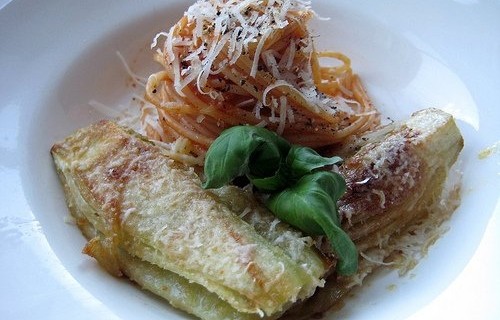 Spaghetti z karmelizowaną cebulą i koprem naciowym