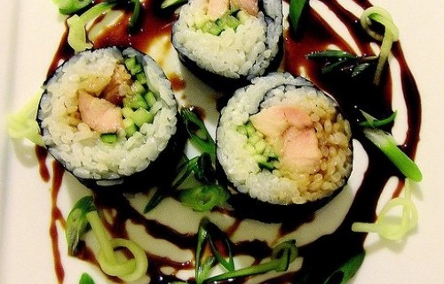 Sushi z kurczakiem, ogórkiem i awokado