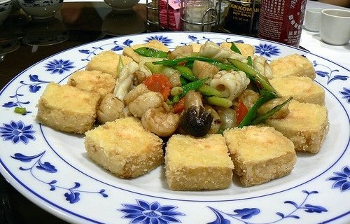 Tofu z grzybami i owocami morza