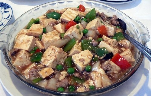 Tofu z wieprzowiną papryką i groszkiem