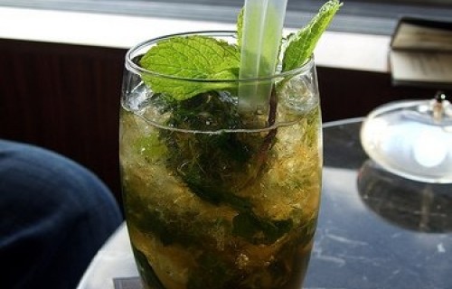 Drink z ginem, rumem i herbatą zieloną