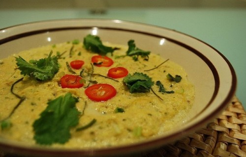 Łosoś gotowany na parze w sosie curry