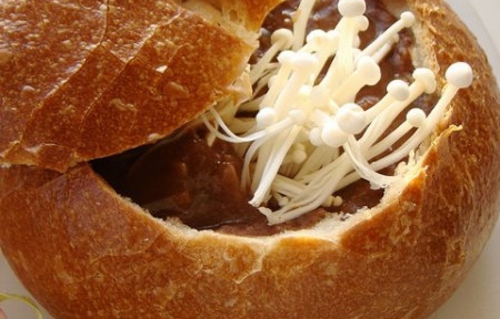 Zupa chlebowa z fasolą i grzybami enoki
