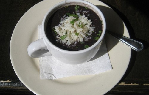 Zupa z czarnej fasoli i ryżu