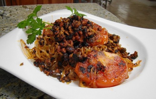 Makaron ryżowy z czarną fasolą i pomidorami