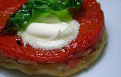 Tarta pomidorowa z serem mascarpone i bazylią