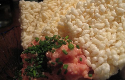 Tuńczyk z prażonym ryżem i pomidorami