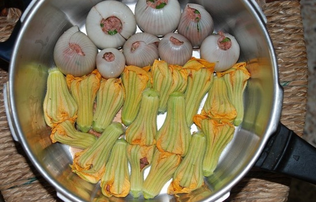 Kwiaty cukini z nadziewaną cebulą