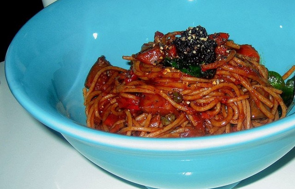 Spaghetti w sosie paprykowym i pastą oliwkową