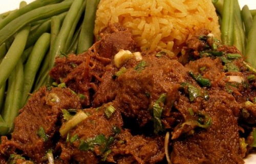 Wołowina z ryżem i fasolką w curry