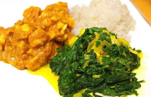 Kurczak z curry, migdałami ryżem i szpinakiem
