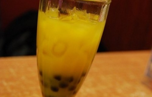 Drink z mango, jagód i tapioki