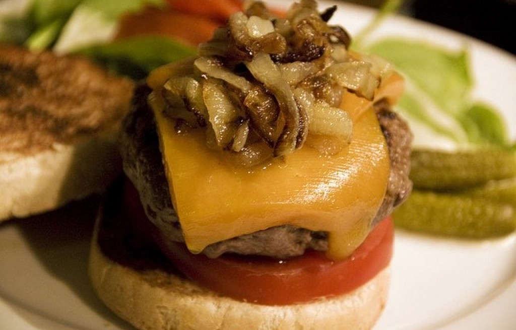 Hamburger z serem i cebulą