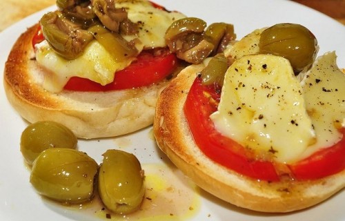 Grzanki z oliwkami i serem