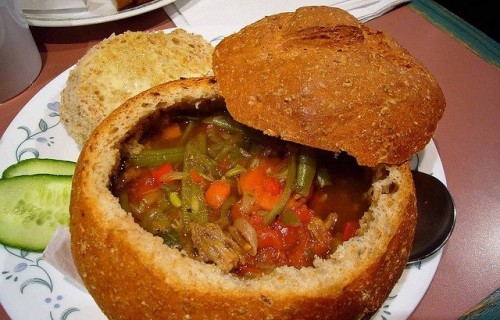 Zupa z wołowiny i warzyw w chlebie