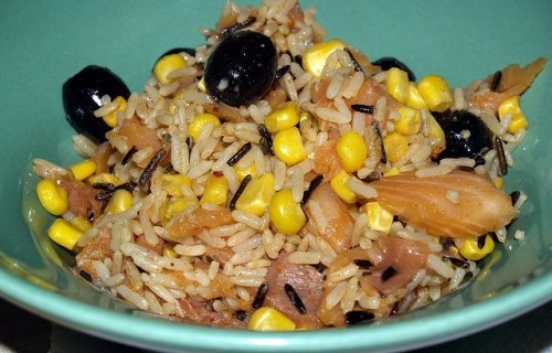 Łosoś z ryżem, oliwkami i kukurydzą