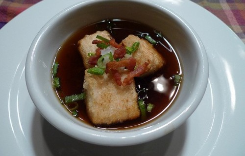 Tofu z boczkiem w sosie sojowym