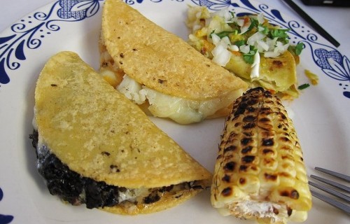 Tortilla z ziemniakami, kalafiorem i kukurydzą