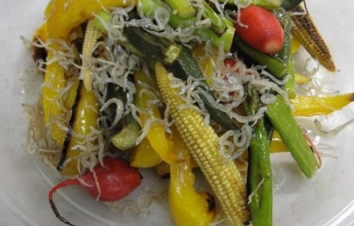 Warzywa grillowane z makaronem sojowym