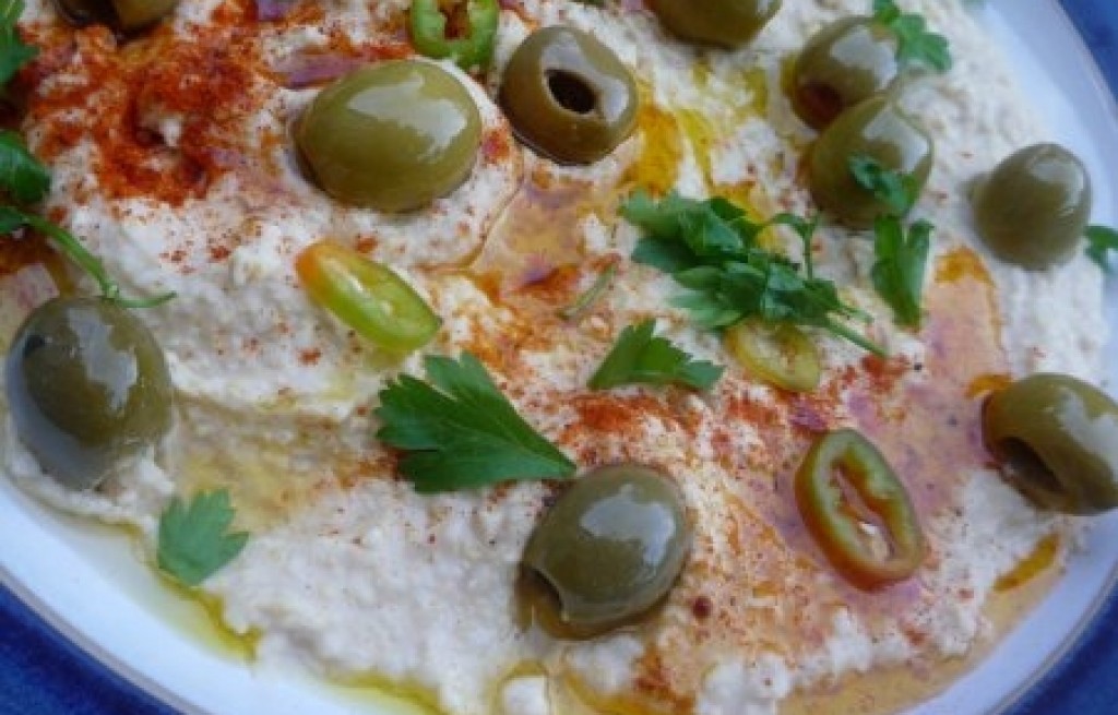 Hummus z chili i oliwkami