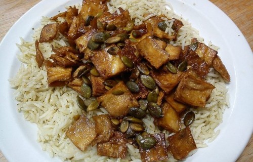 Ryż z bakłażanem, tofu i nasionami dyni