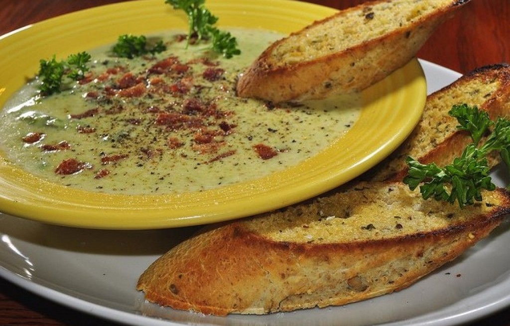 Zupa-krem z ziemniaków sera i szparaków