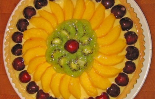 Tarta z kremem i owocami