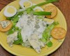 Sałatka z jajkiem, śmietaną i serem pleśniowym
