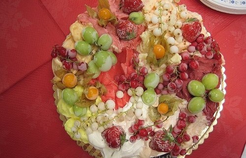 Ciasto z owocami sezonowymi