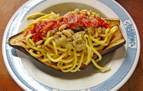 Bakłażan zapiekany ze spaghetti i orzeszkami