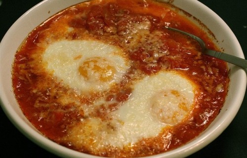 Jajka zapiekane z serem i pomidorami
