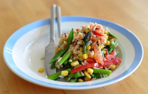 Sałatka ryżowa z rybą i warzywami
