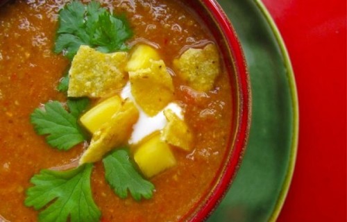 Zupa pomidorowo-fasolowa z mango