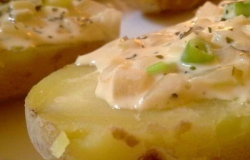 Ziemniaki pieczone z sosem ananasowym