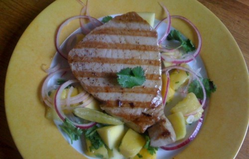 Tuńczyk grillowany z mango i cebulą