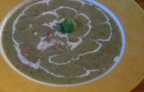Zupa-krem z brokułów, boczku i orzeszków pinii