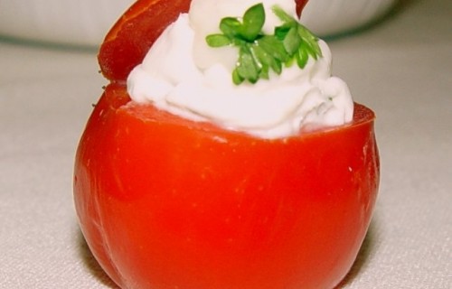 Pomidory nadziewane serem, orzechami i migdałami