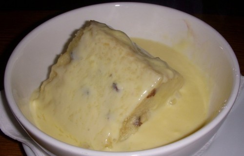 Pudding chlebowy z masłem i rodzynkami