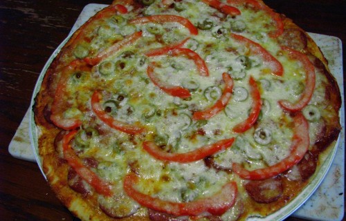 Pizza z papryką, kiełbasą i oliwkami