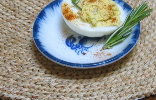 Jajka faszerowane majonezem, musztardą i ogórkiem