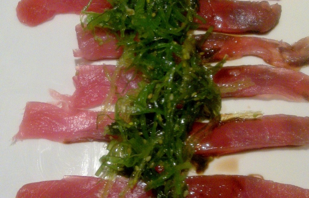 Tuńczyk z wakame, sezamem i sosem sojowym