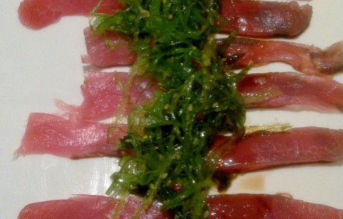 Tuńczyk z wakame, sezamem i sosem sojowym
